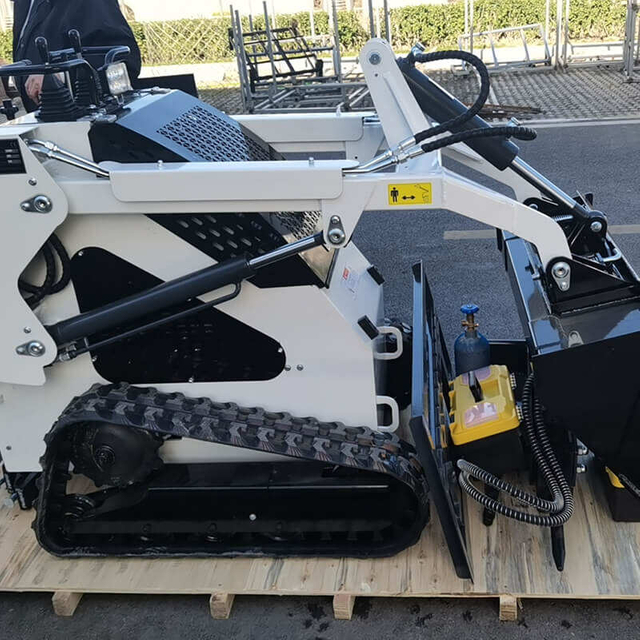 კომპაქტური Skid Steer Loader | ნულოვანი მობრუნების სისწრაფე | 12' სახმელეთო კლირენსი